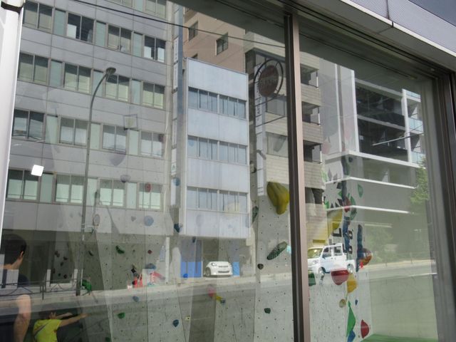 ガラス越しの様子_B−PUMP TOKYO 秋葉原店