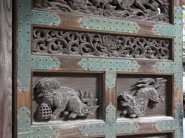 山門の扉。_普賢院