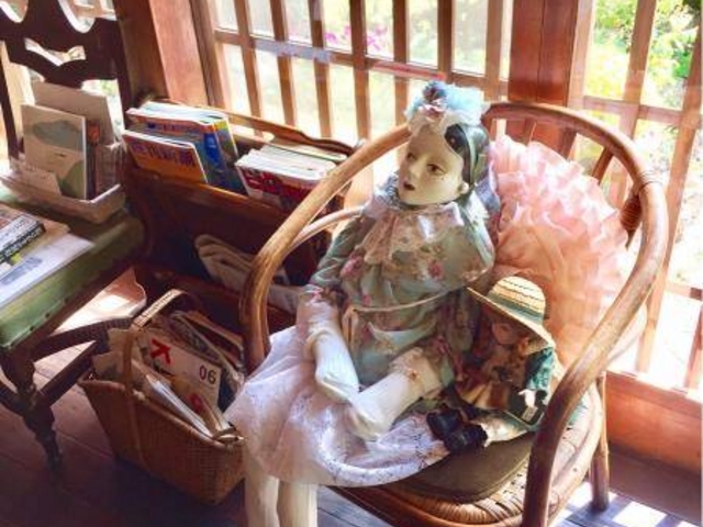 茶房 信濃家さんアンティークな人形がお部屋にマッチ_茶房信濃屋