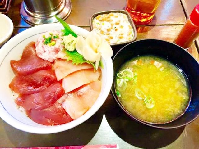 三種のマグロ丼に納豆と山芋とろろをトッピング_目利きの銀次 別府東口駅前店