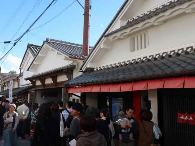 現代でも商家群だ_河原町妻入商家群