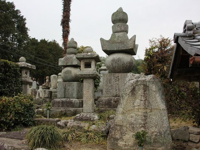 本堂前の五輪塔。_盛安寺