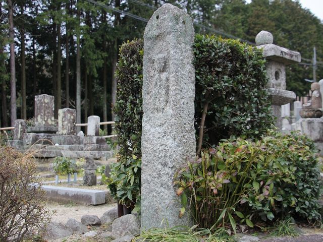 時代を感じさせる石塔が立っています。_盛安寺