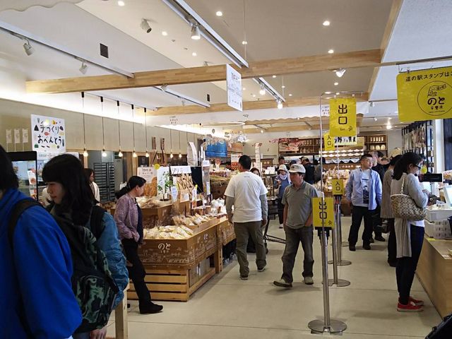店内_いい道の駅 のと千里浜