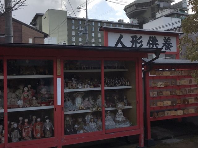 供養された人形_粟嶋堂宗徳寺
