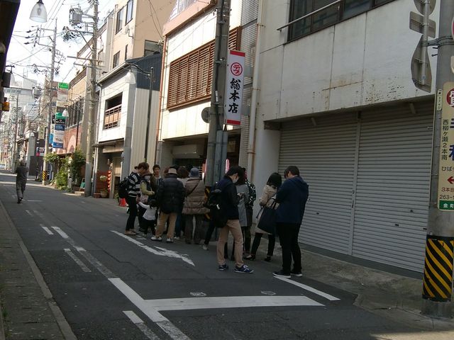 店の前の行列_丸デブ 総本店