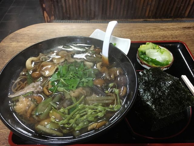 山菜そばと鮭おにぎり、漬物が付きました。_ゑがほ食堂