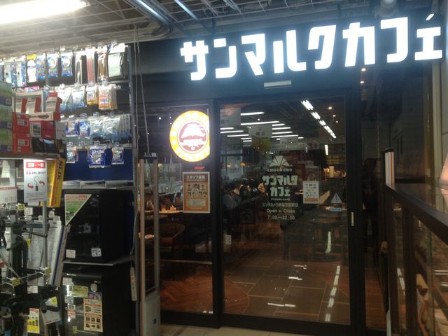 ビックカメラ売り場の真横が入口_サンマルクカフェ ビックカメラ赤坂見附駅店