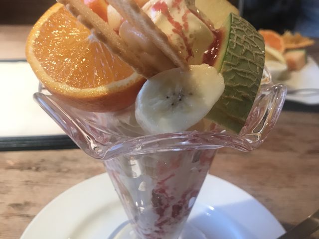 800円のパフェ上の果物100円ぐらいバナナ温室蜜柑林檎メロン一口サイズ_旬のフルーツcafe もんちっち3