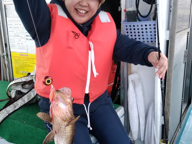 初めての魚がオオモンハタ!本人はあまり分かってない・・_観光漁船 七宝丸