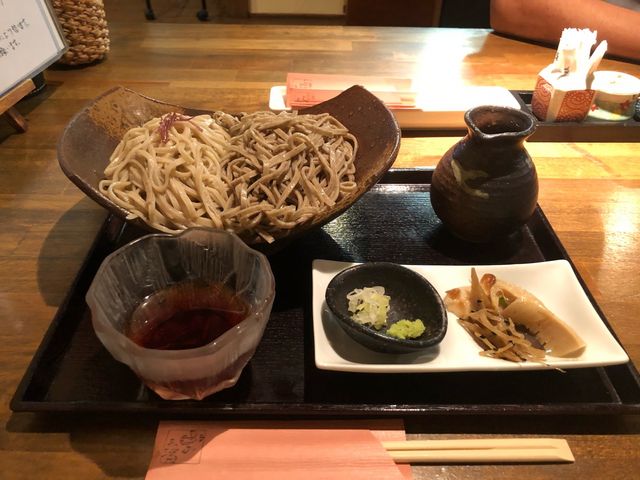 山の音(合盛りそば特盛)十割そばと布海苔入りそばに小鉢一品が付いて950円です。_山の音