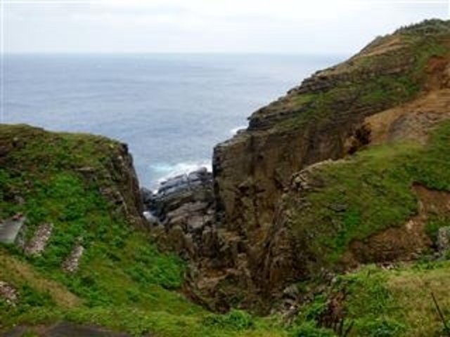 断崖絶壁と右の「サンニヌ台」を望む(与那国島 軍艦岩)_サンニヌ台