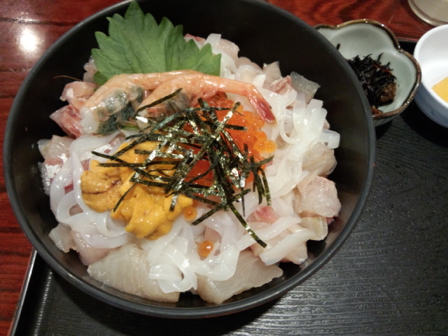 海鮮丼です_おさしみ処 かねまつ