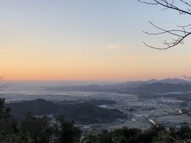 朝方、霜により山鹿市街は真っ白に染まる_彦岳