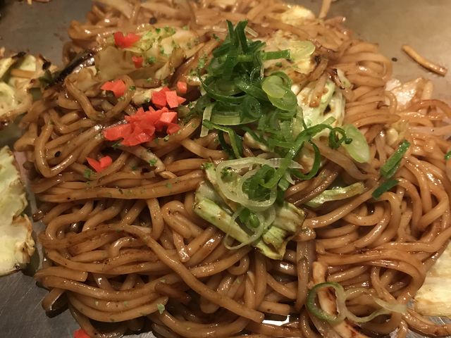 モチモチの焼きそばがおススメ_お好み焼は ここやねん 草津店