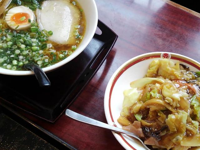 拉麺とのセット料理_たべにおいで
