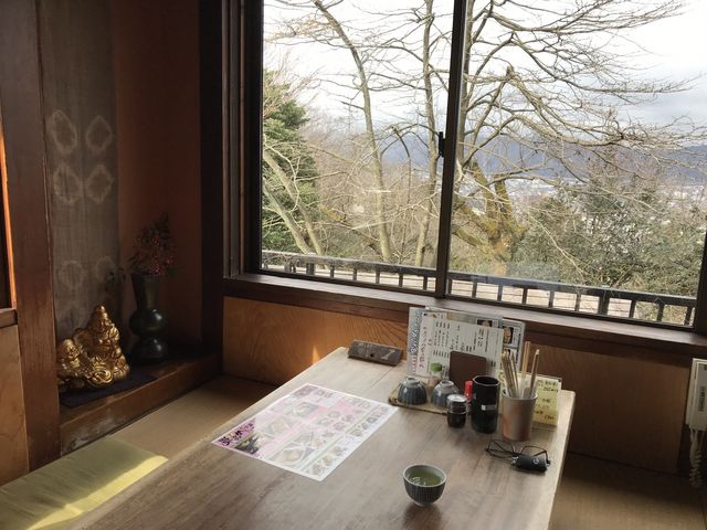 市内を展望できるお座敷。同じ座敷の別のテーブルには高齢の方への配慮か椅子席もありました。_大久保茶屋