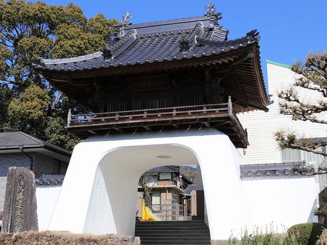 『光の消えた日』で描かれた光台寺の山門。_光台寺(ワンワン寺)