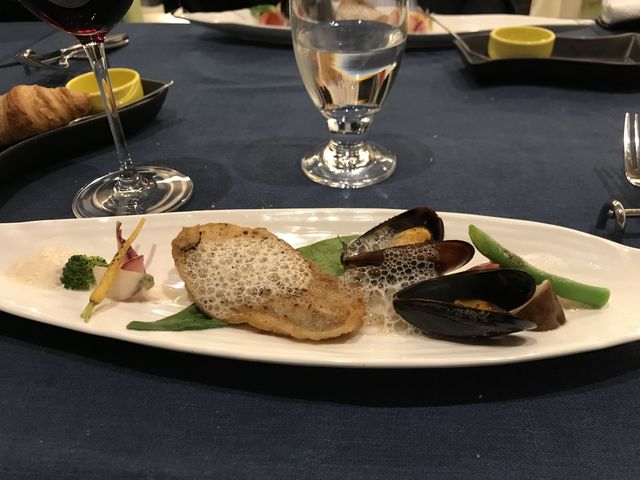 本日入荷の鮮魚ポワレ、活ムール貝のフリカッセ_Restaurant 信