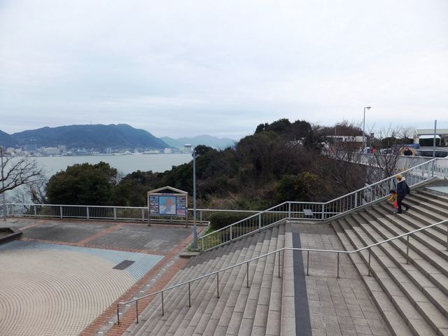 PA旧館前から海峡を見たところ。写真右奥にPA新館があります。_壇之浦パーキングエリア(下り線)