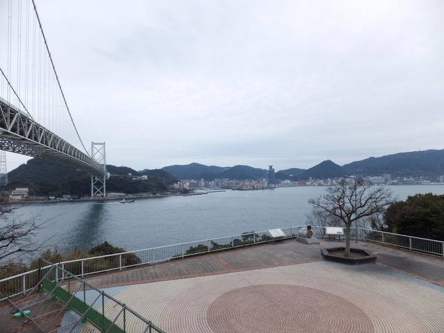 展望スペースからPA旧館に近づけないようにバリアが設けられています。_壇之浦パーキングエリア(下り線)