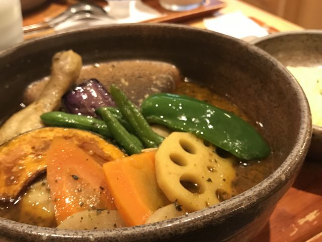チキンレッグをトッピングしました!ラッシーと一緒に。_ピカンティ 札幌駅前店