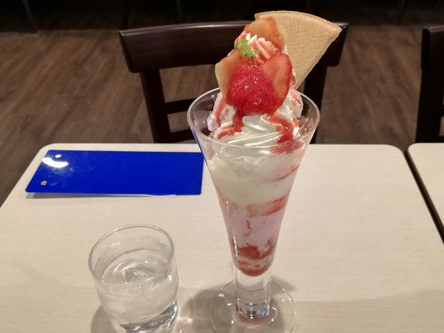 さとほろいちごパフェ_雪印パーラー 本店