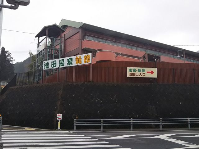 道の駅に駐車、交差点渡り右に大きく回り込み階段上に新館玄関がある_池田温泉(新館)
