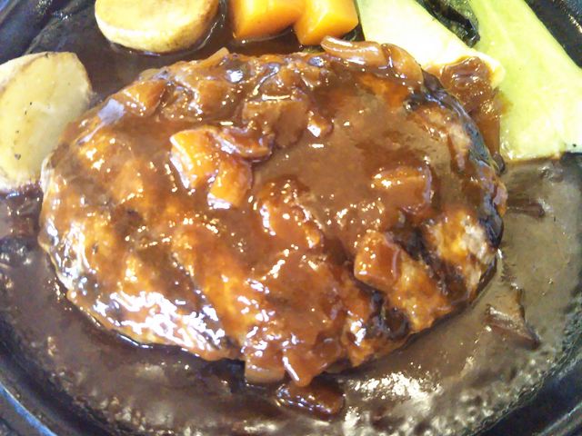 お肉のボリュームもあり、鉄板でジューシーな美味しいハンバーグでした。_イタリアンと炭火焼の店 カウベル本店