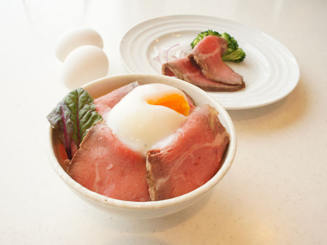 ご飯の上にローストビーフを乗せて、自家製ローストビーフ丼を作れます。_レストランハレル
