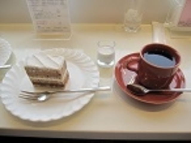 ナッツ類が入ったケーキです_フランス菓子16区