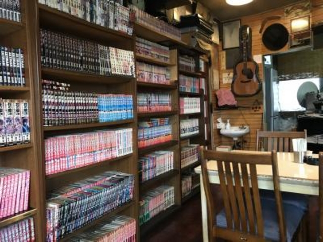 漫画がたくさんあります。_レストラン ココット