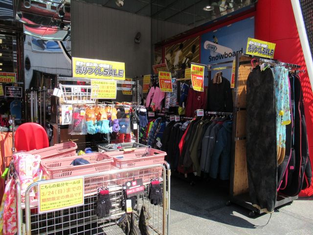 店頭の「売りつくしSALE」_ヴィクトリア本店