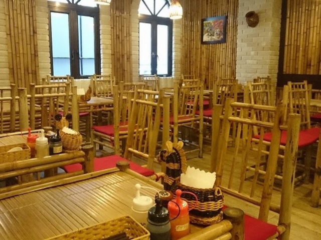 バンブーインテリアが 落ち着いた雰囲気を醸し出す_HANOI CORNER DINING BAR 池袋