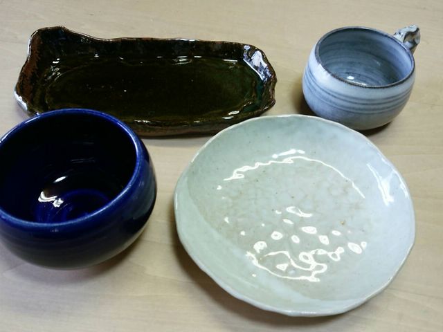 出来上がりがコチラ。
白いの二つはワラ白(…だったかな。)
友人作の瑠璃がとても綺麗だった!_Cafe&体験工房 杜空館