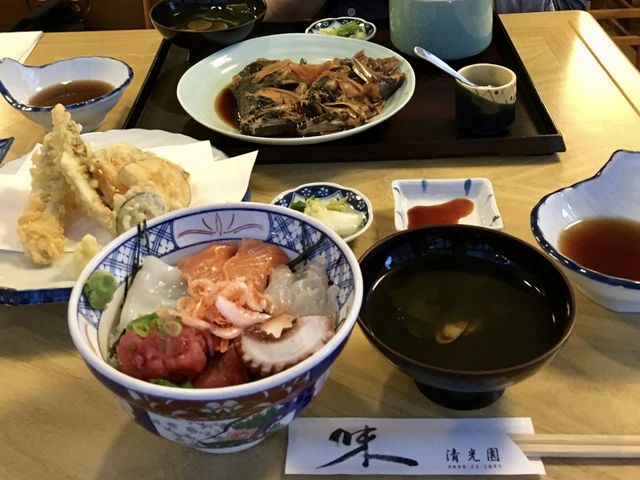 海鮮丼・カマス天ぷら・かぶと煮は定食にしてもらいました_清光園和食