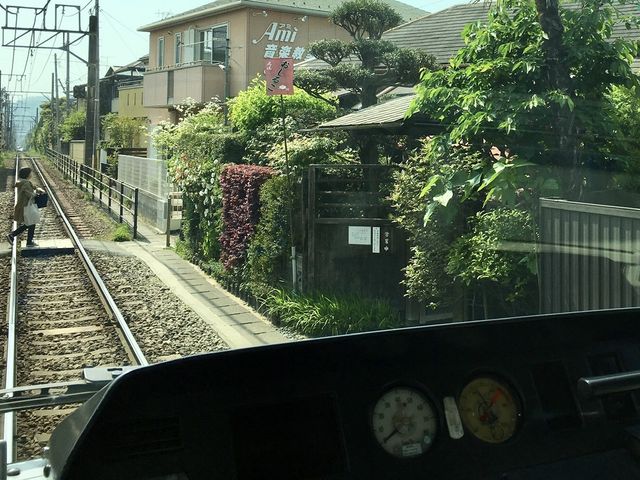 和田塚駅に停車中の運転台越しに見る入口_無心庵