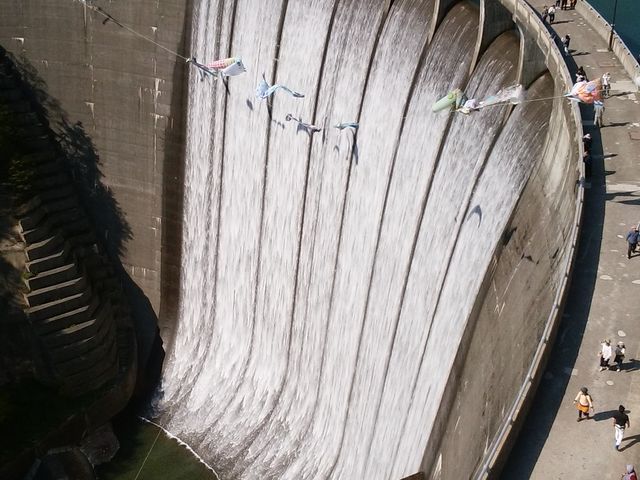 こいのぼりとダム_鳴子ダム