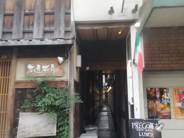 入り口_熟成肉の旨味を引出す肉料理のお店 おか