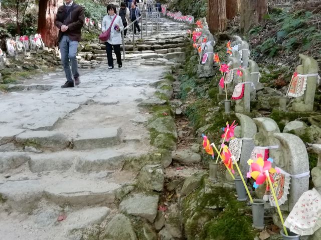 千体地蔵の並ぶ参道を下ります_金剛輪寺 千体地蔵