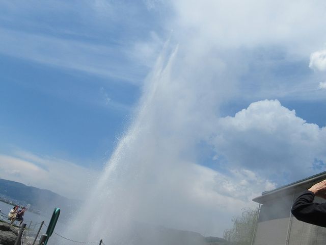 勢いよく噴出_諏訪湖間欠泉センター