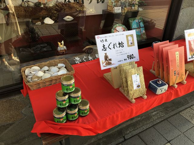 店頭にはハマグリも展示_貝新 新七商店