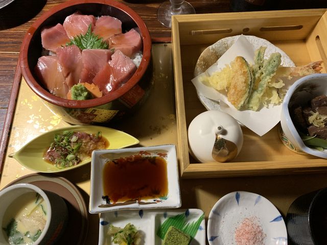 中トロ丼の定食です。_花のいわや亭