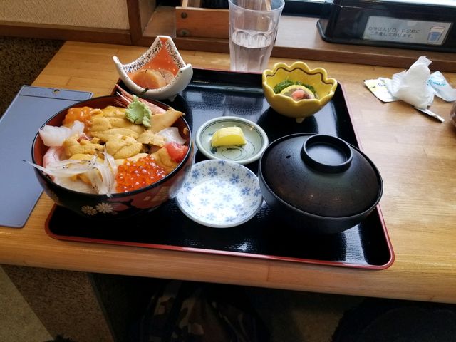 海鮮丼(生ウニご飯)とあら汁、そして小鉢2品_蛇の目 本店