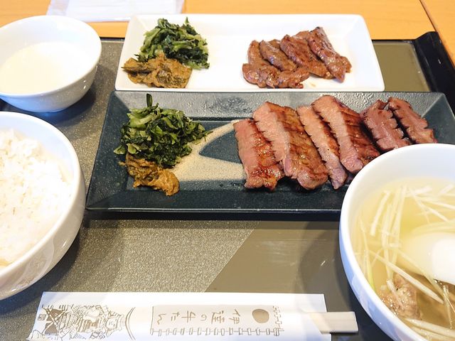 芯タン定食にトロロ、辛みそ牛タン追加_伊達の牛たん本舗・牛たん通り店