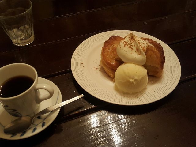 焼きたてのHOTアップルパイ。_カフェ・ヴァンサンヌ・ドゥ