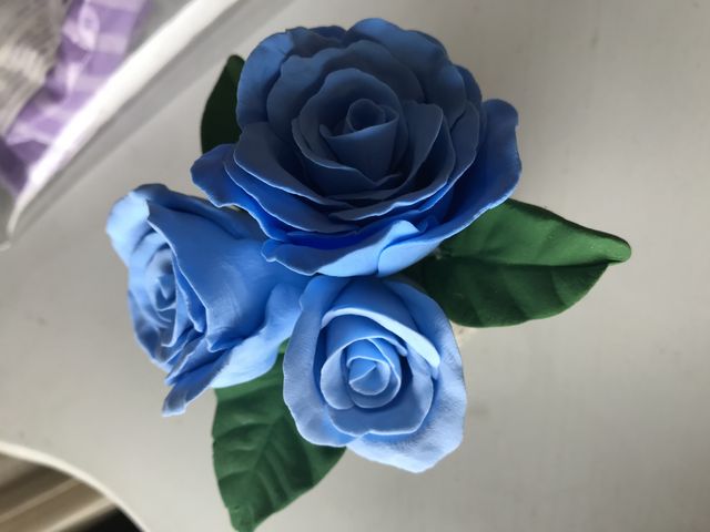 青色が好きなので3輪でグラデーションにしました!_押し花・クレイ・クレイケーキアトリエhana-ya