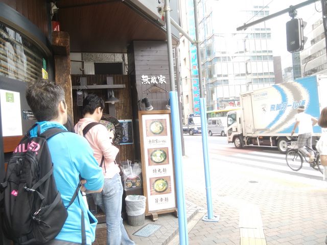開店時には 10人程度は並びました。_麺創房 無敵家