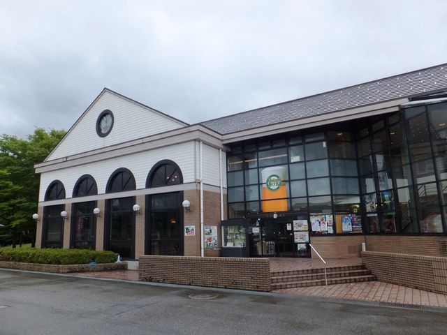 右側の建物は地ビールなどの販売所。_宇奈月麦酒館