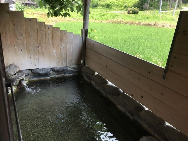 露天風呂
仕切りが低いので外から丸見えに近いです!_渋海リバーサイド ゆのしま